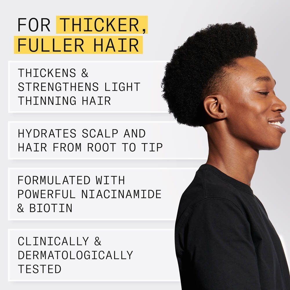 Homme aux cheveux épais, faisant la promotion de cheveux plus épais et plus volumineux.