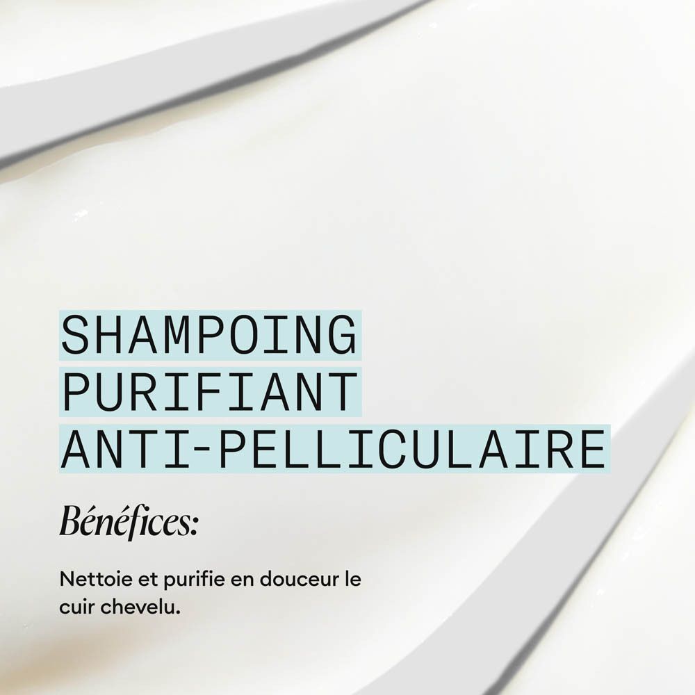Gros plan d'une bouteille de shampooing purifiant antipelliculaire Nioxin Scalp Recovery.