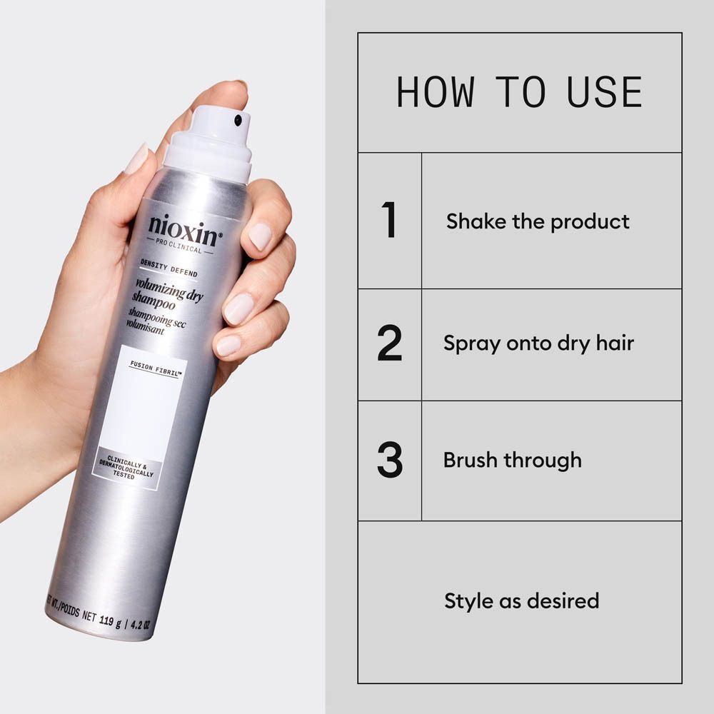 Hand houdt Nioxin Volumizing Dry Shampoo vast. Instructies ernaast.