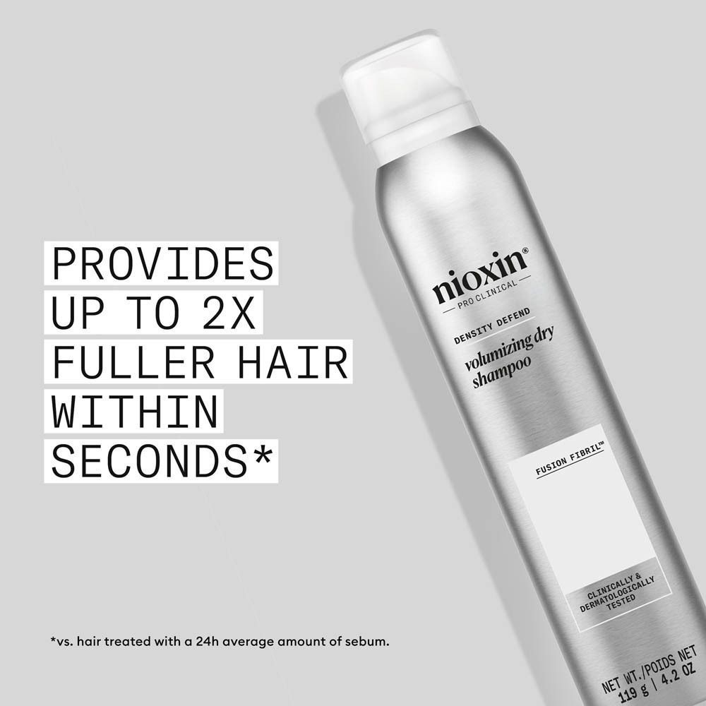 Nioxin Density Defend Volumizing Dry Shampoo in zilveren bus. Biedt tot 2x voller haar.