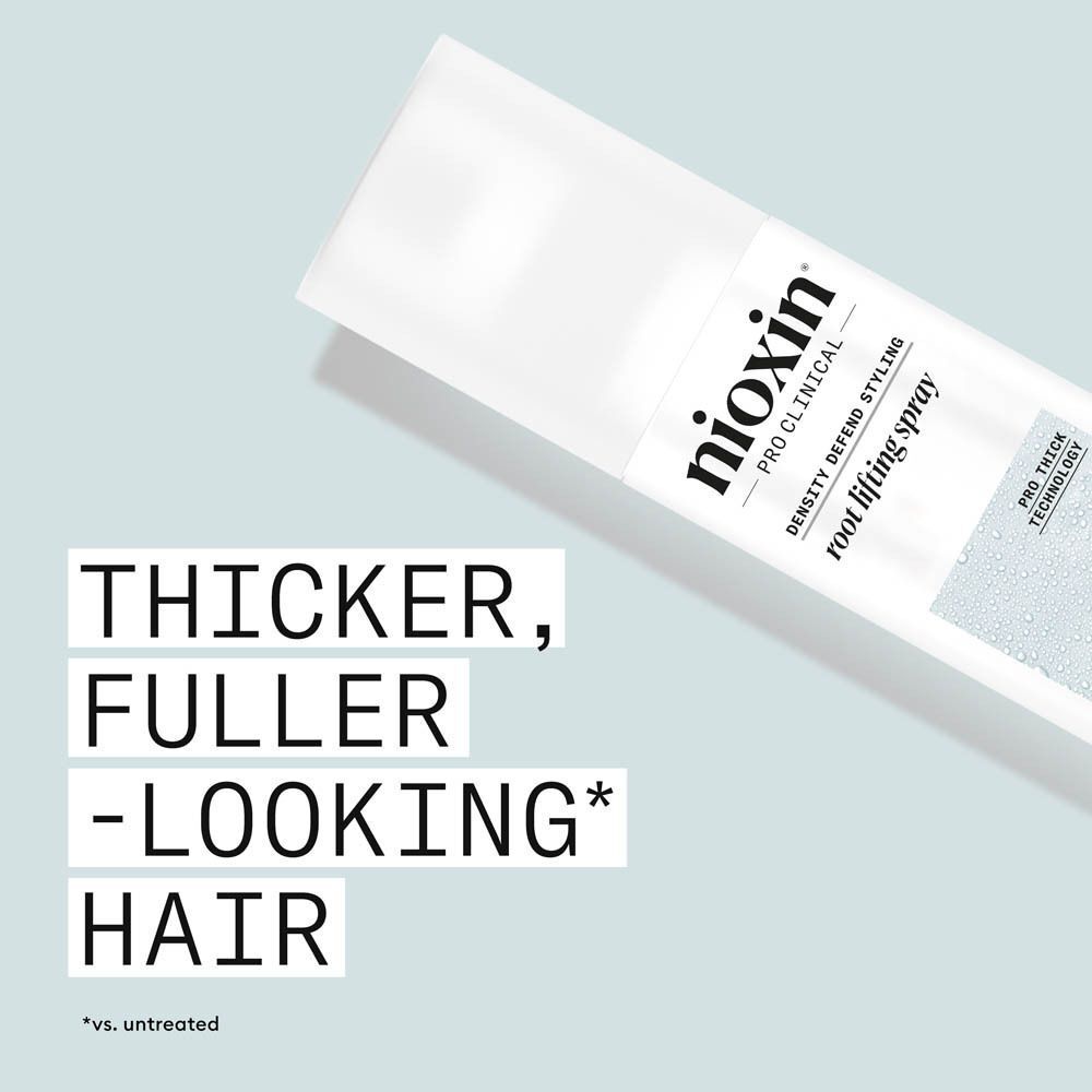 Nioxin Pro Clinical Root Lifting Spray fles met tekst op lichtblauwe achtergrond. 'THICKER, FULLER-LOOKING HAIR'.