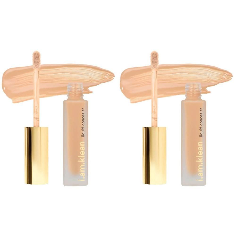 Twee flesjes vloeibare concealer met gouden doppen en applicators, met ernaast aangebrachte swatches.