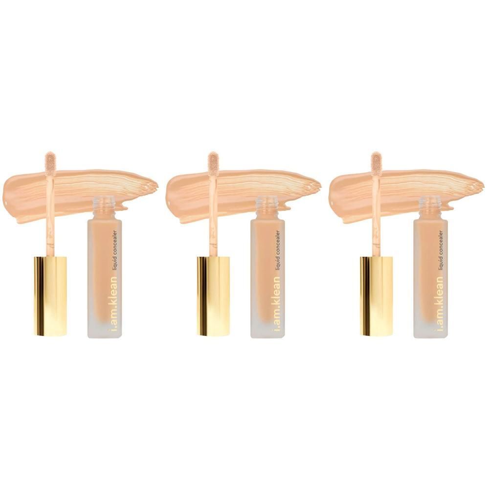 Trois flacons de i.am.klean Liquid Concealer avec capuchons dorés et applicateurs, avec des échantillons de couleur à côté.