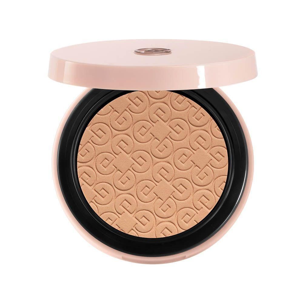 Lichtbeige compact poeder met reliëfpatroon in een roze verpakking.