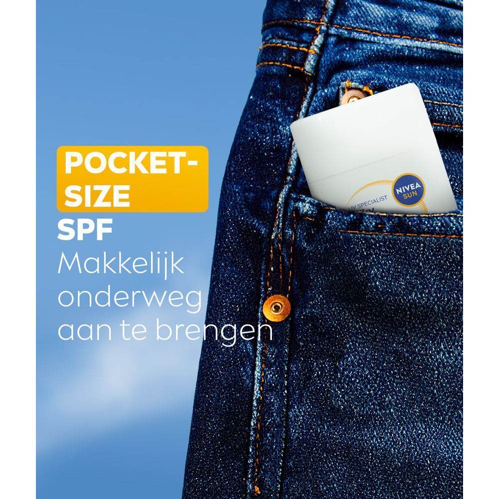 Close-up van de innovatieve druppelvorm van de NIVEA Sun UV Stick gezicht.