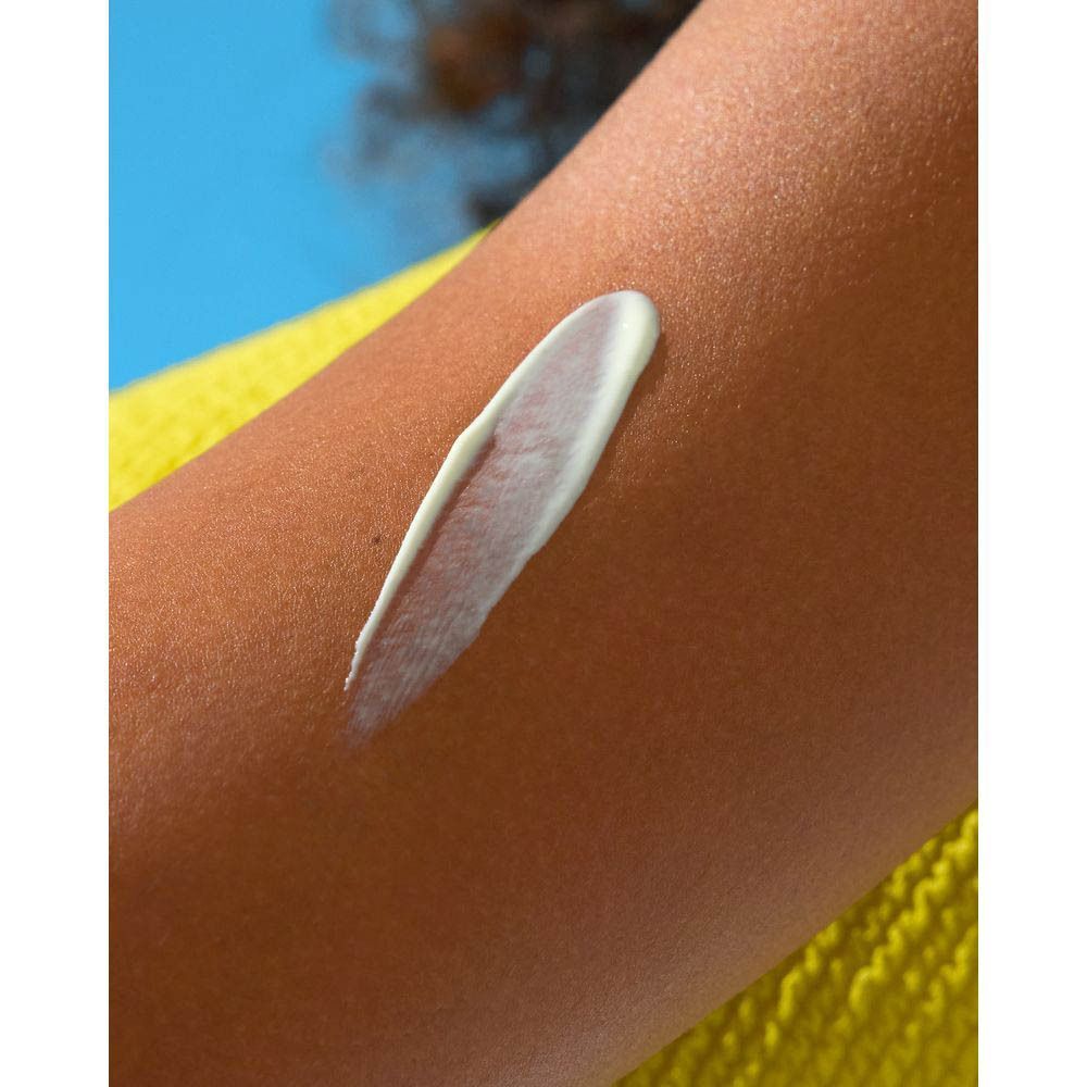 Een streep Nivea After Sun Bronze op een gebruinde huid.