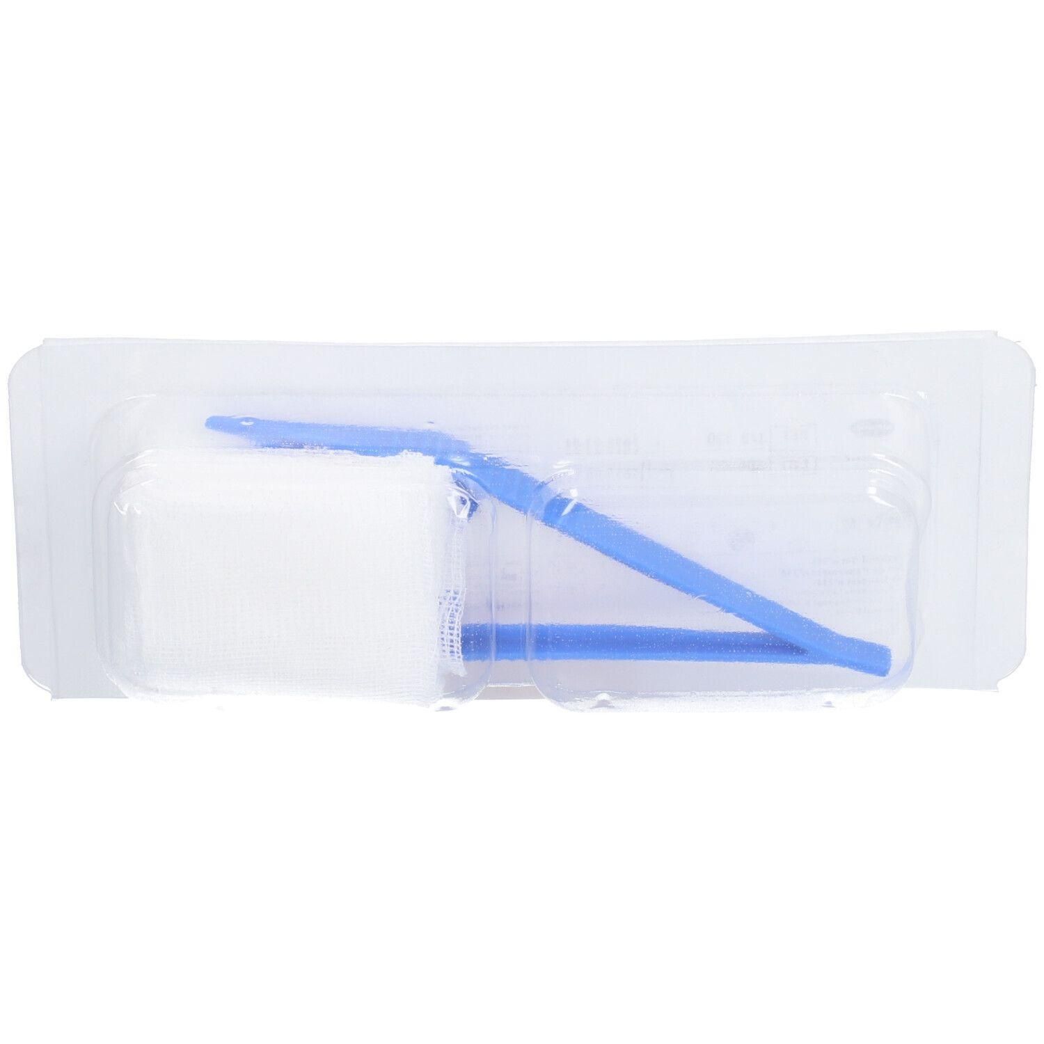 Steriel verbandset met twee blauwe applicators en een witte gaascompres in doorzichtige verpakking.