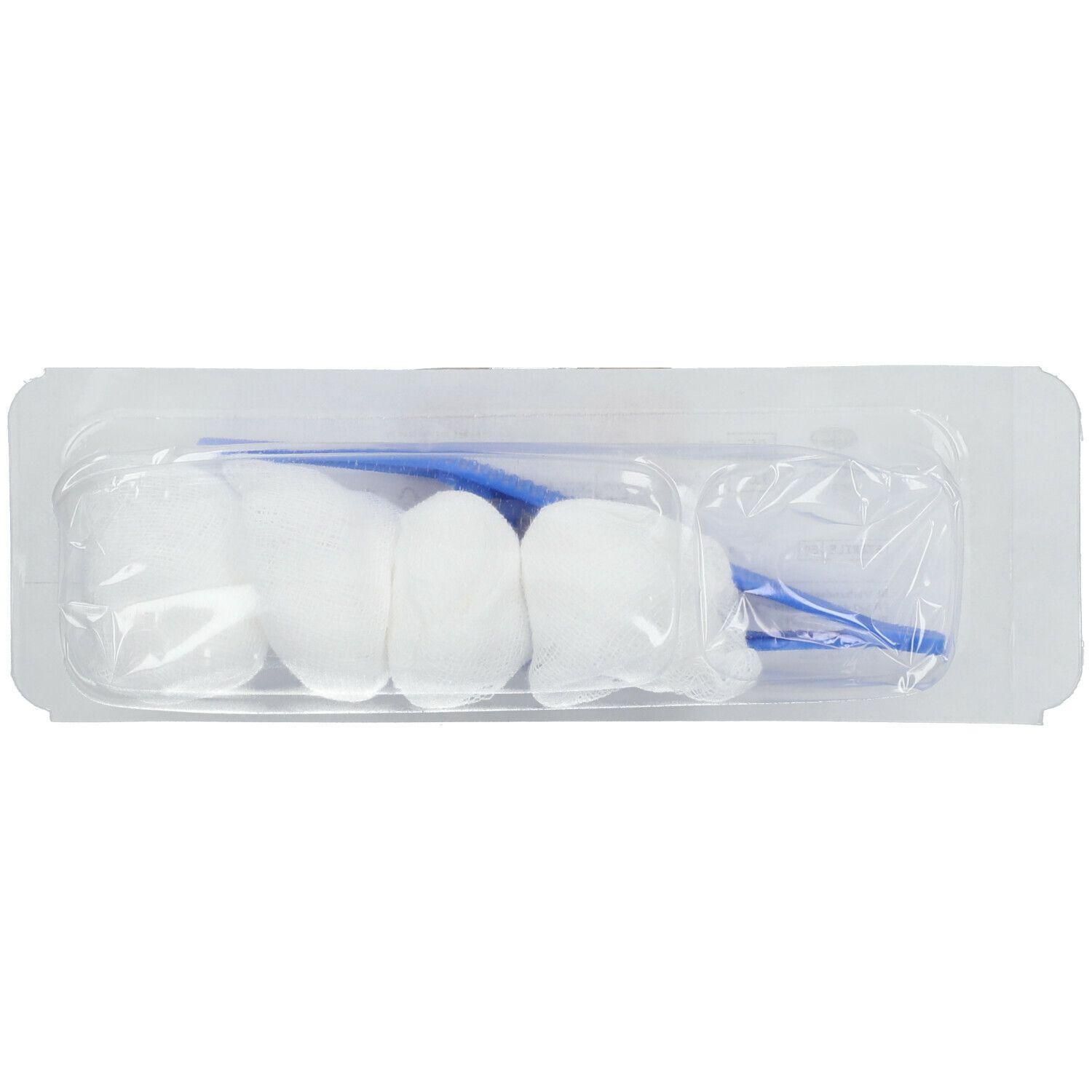 Verpakt verbandset met vier wattenbollen en een blauwe pincet.