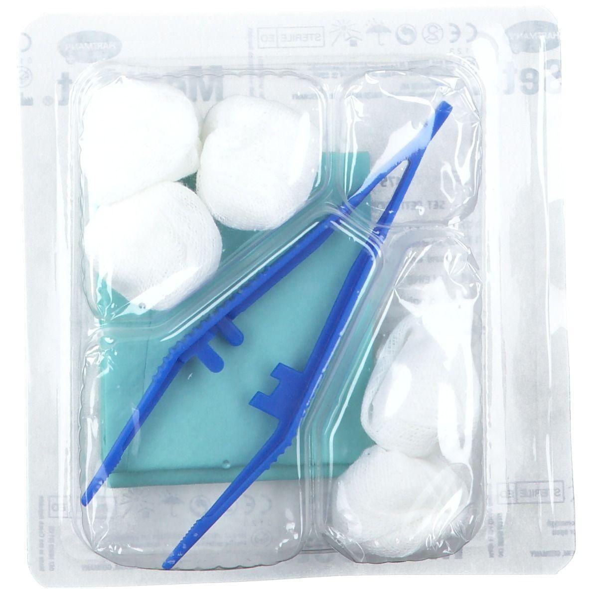 Set médical emballé avec des tampons et une pince bleue.
