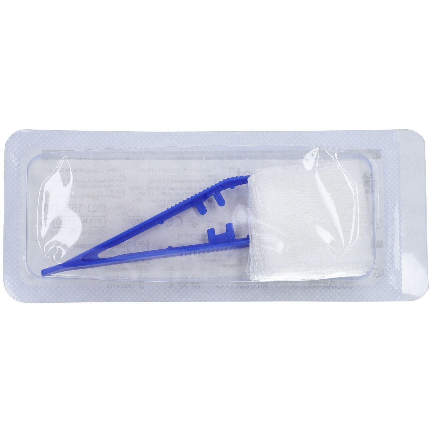 Verpakt verbandset met blauwe pincet en gaaskompres.