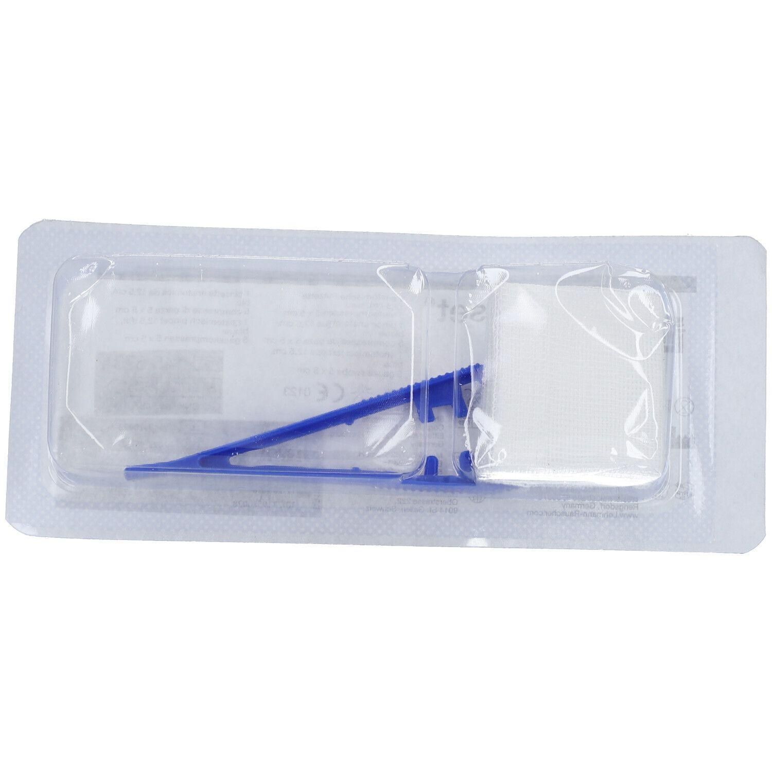 Steriele verbandset met blauwe pincet en gaas.