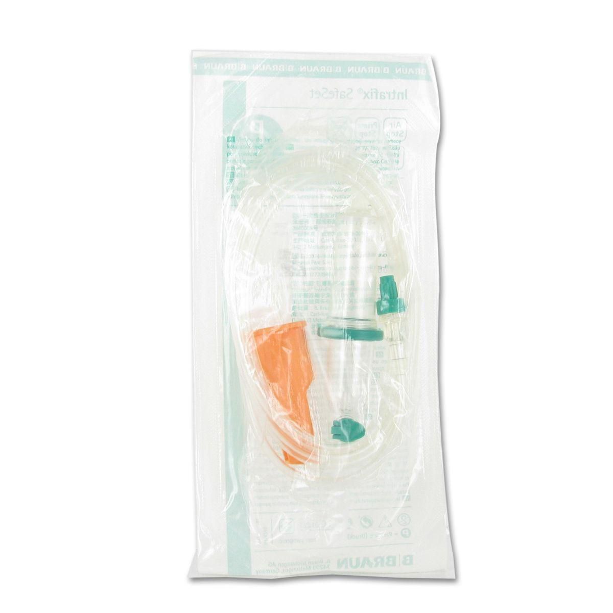 Set de perfusion stérile avec tubulure, chambre de goutte et connecteur orange.