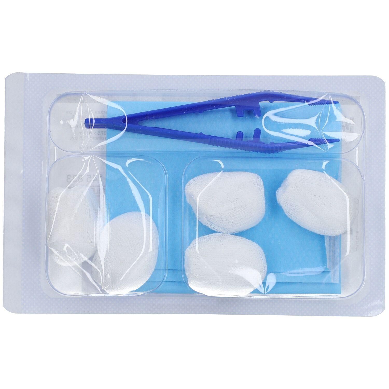 Set de pansement stérile avec pince et tampons dans un emballage transparent.