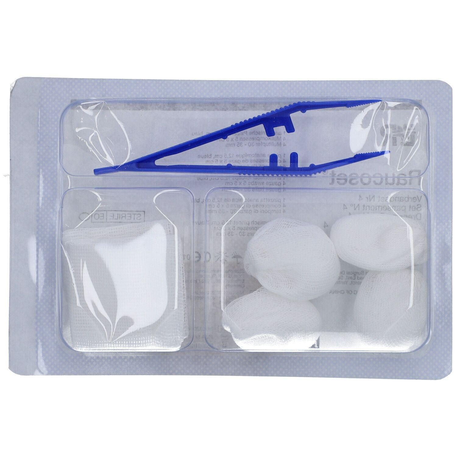 Emballage avec pince bleue, compresses de gaze et boules de coton.