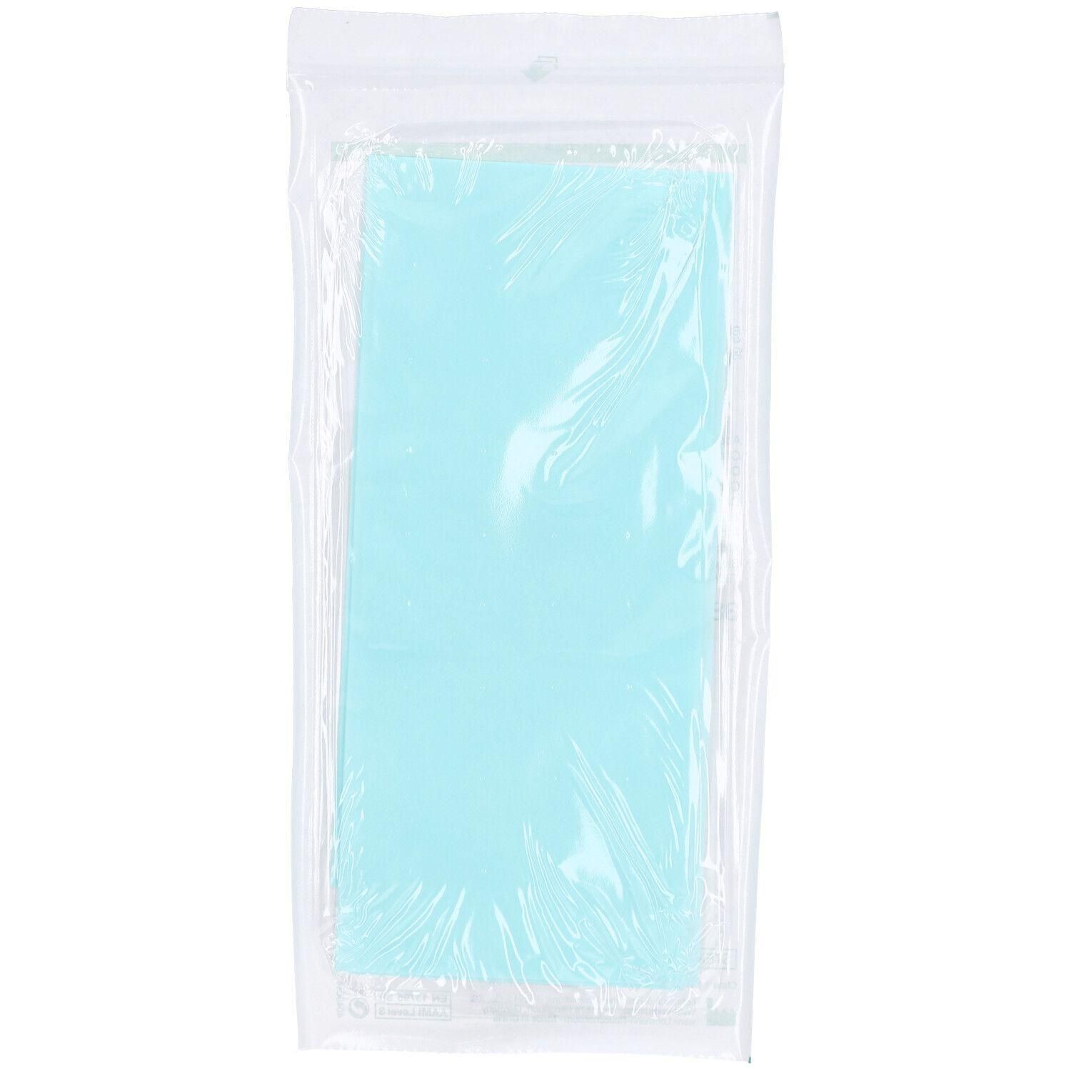 Deux draps bleu clair dans un emballage transparent.