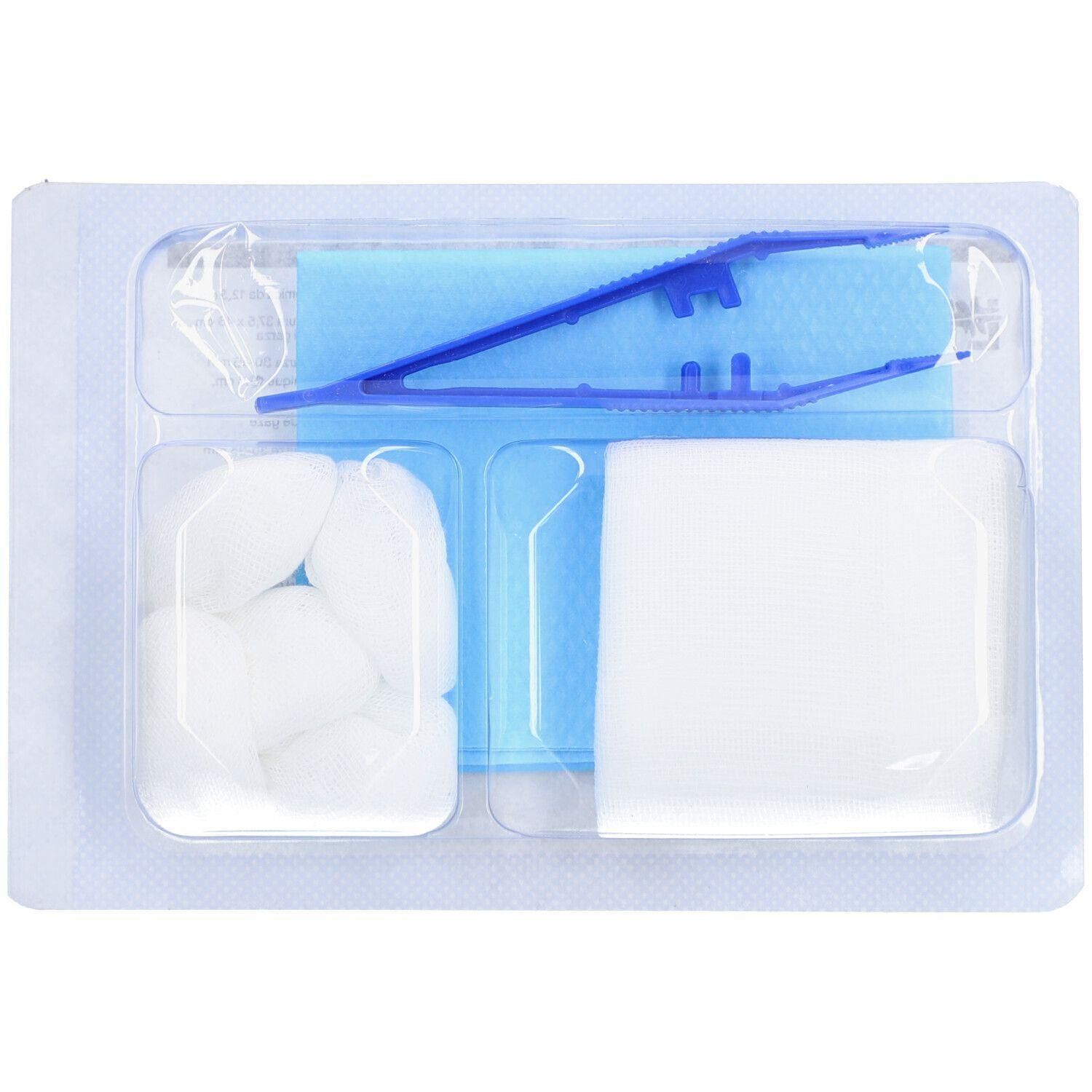 Kit de pansement avec pince, tampons et compresse dans un emballage stérile.