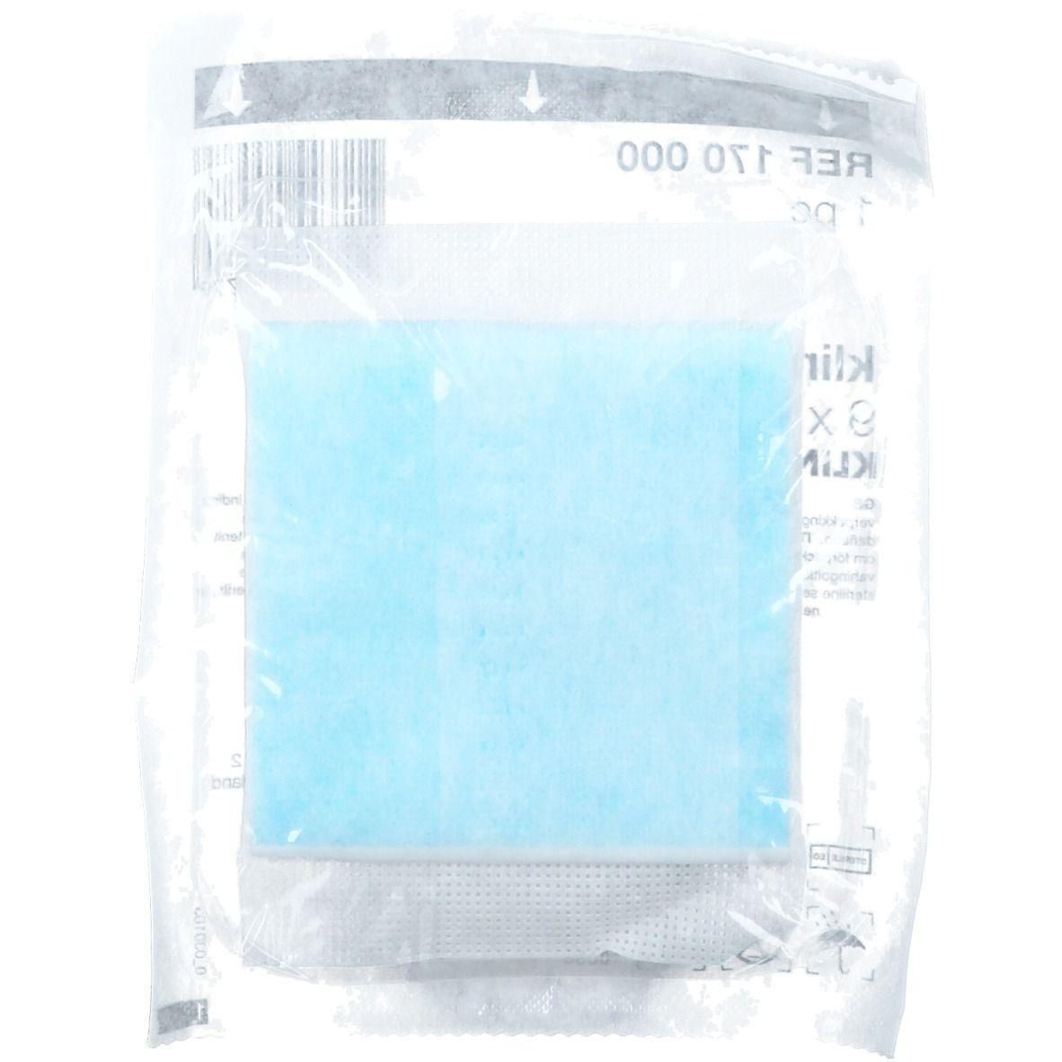 Compresse stérile, bleue, dans son emballage scellé.