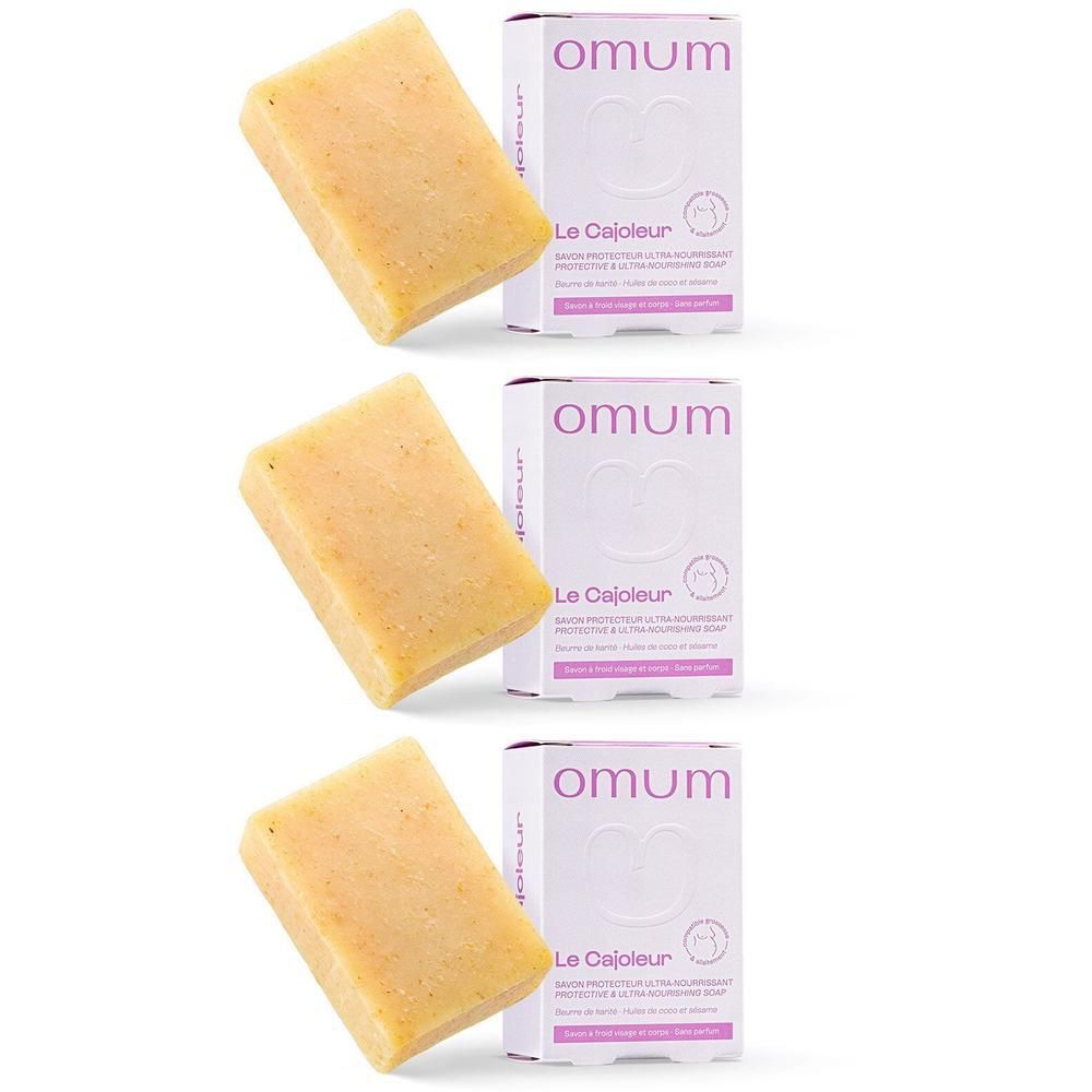 Trois pains de savon rectangulaires à côté de leurs emballages blancs avec inscription violette.