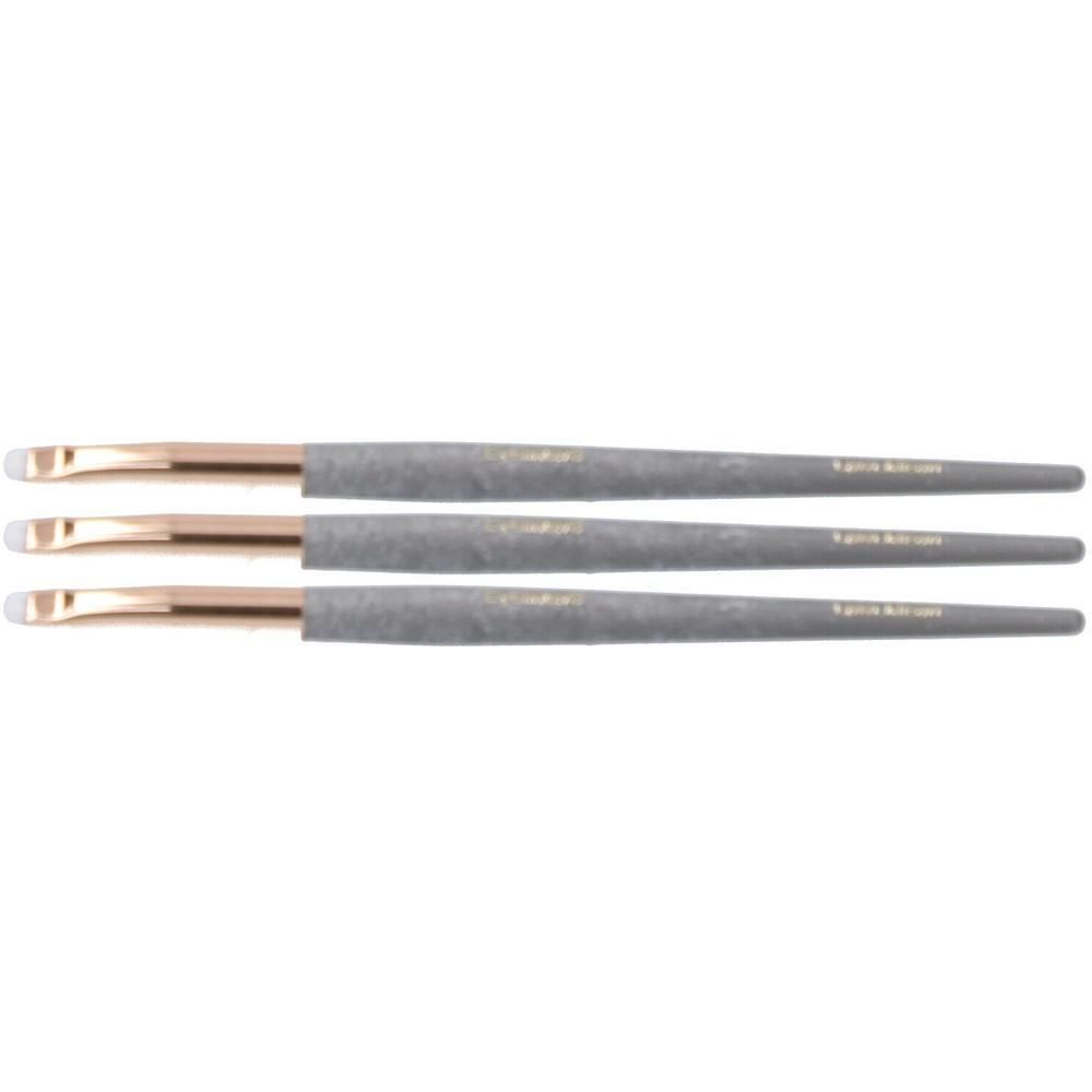 Trois pinceaux eye-liner plats avec manches gris et accents métalliques dorés.