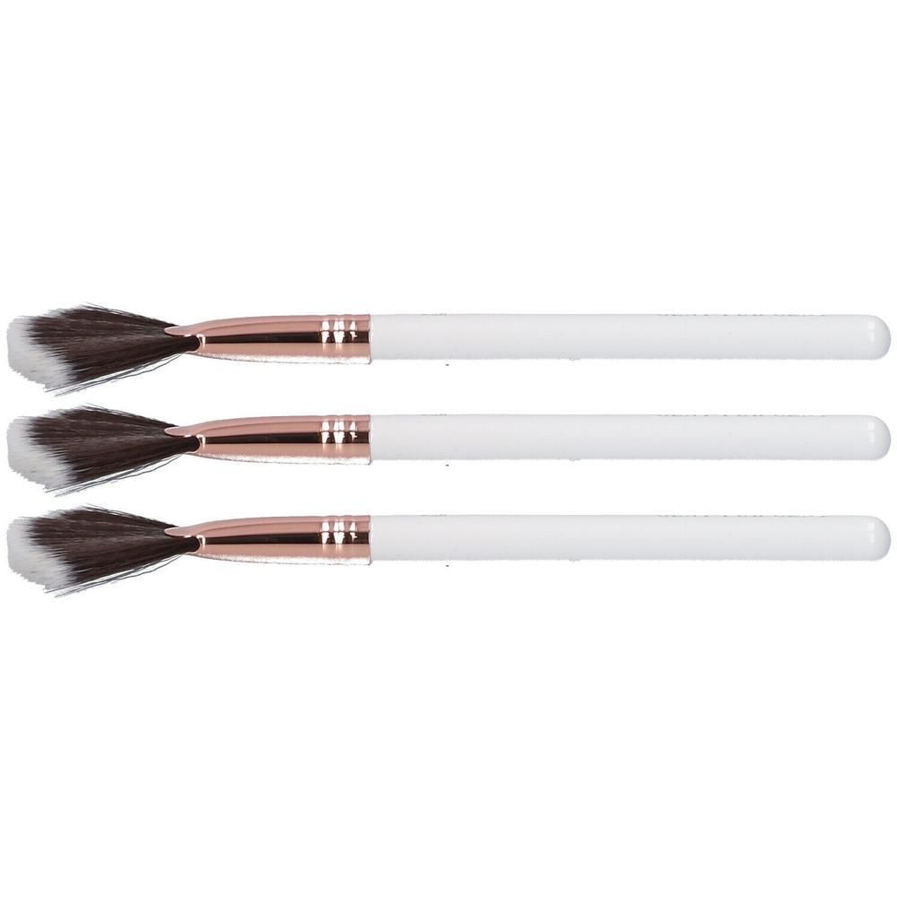 Drie witte make-up kwasten met roségouden accenten en donkere haren.