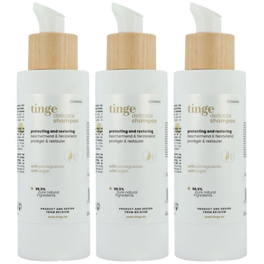 Drie flessen Tinge Delicate Shampoo met houten dop en pompdispenser.