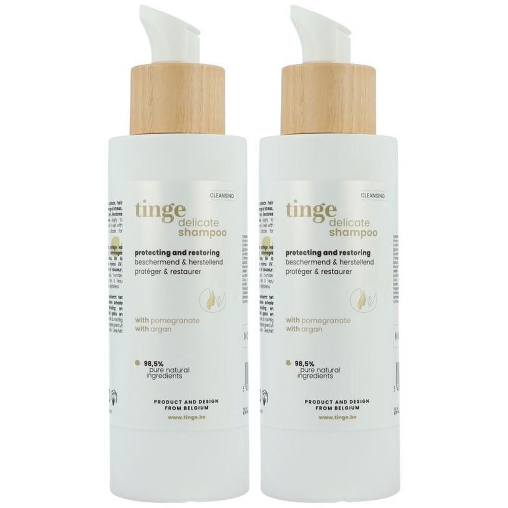 Deux flacons pompe blancs de Tinge Delicate Shampoo avec bouchon en bois, côte à côte.