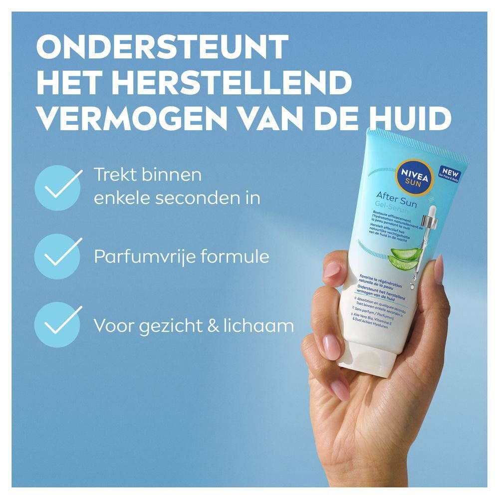 Hand houdt NIVEA Sun After Sun Gel-Serum vast. "Ondersteunt herstellend vermogen huid", "Trekt snel in".
