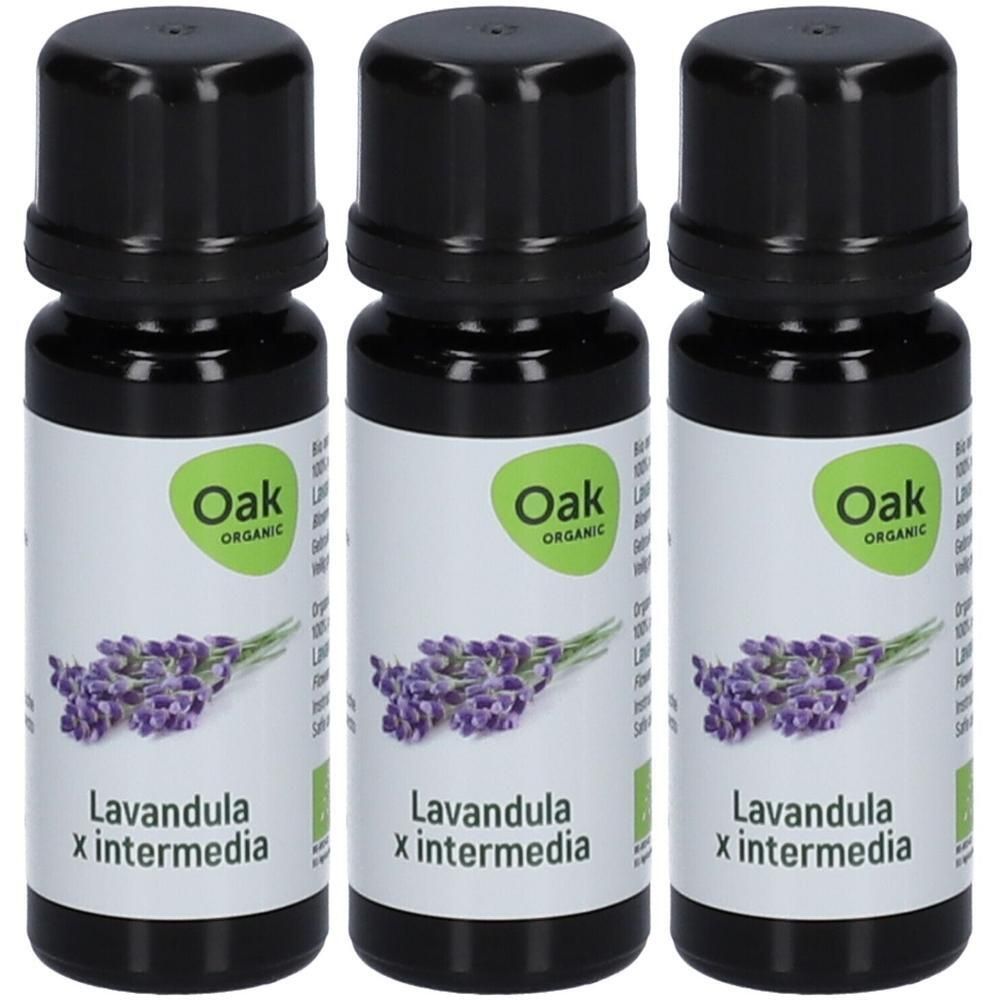 Drie flessen Oak Organic lavendelolie met lavendelafbeelding.