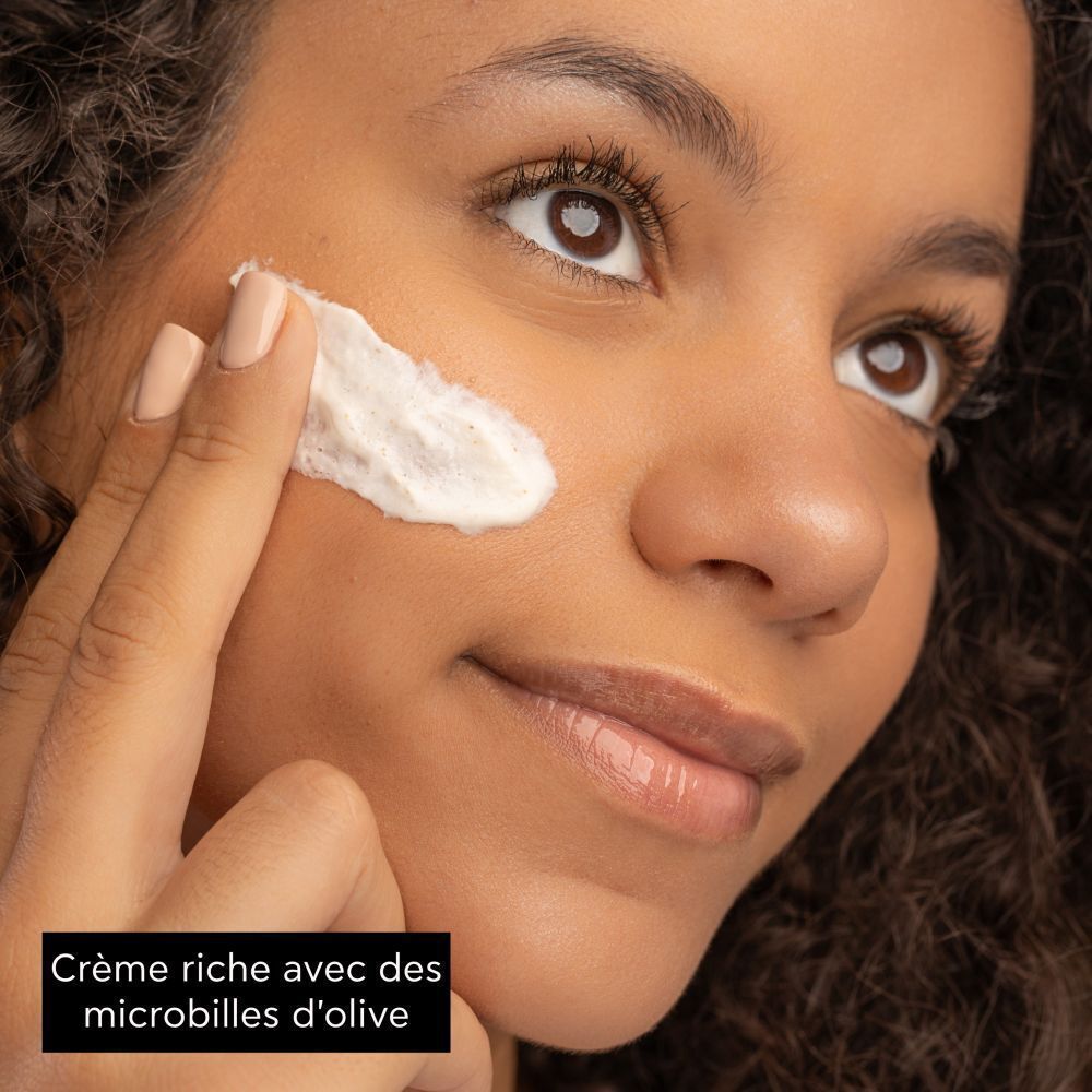 Apivita Express Beauty Gommage Visage: Crème riche avec microbilles d'olive.