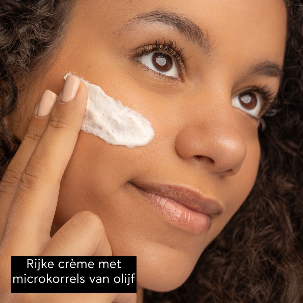 Eén verpakking Apivita Express Beauty gezichtsscrub met olijf, 8 ml.