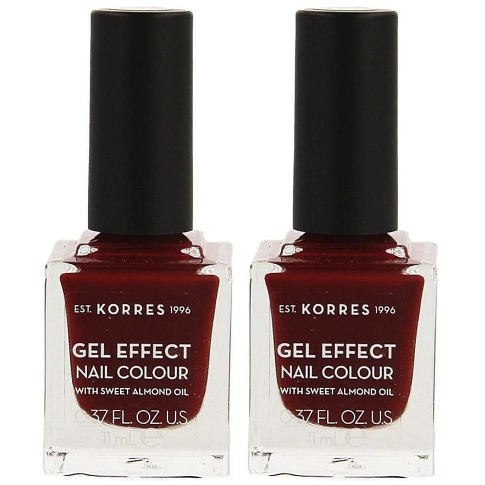 Twee flessen Korres Gel Effect nagellak in bordeauxrood.