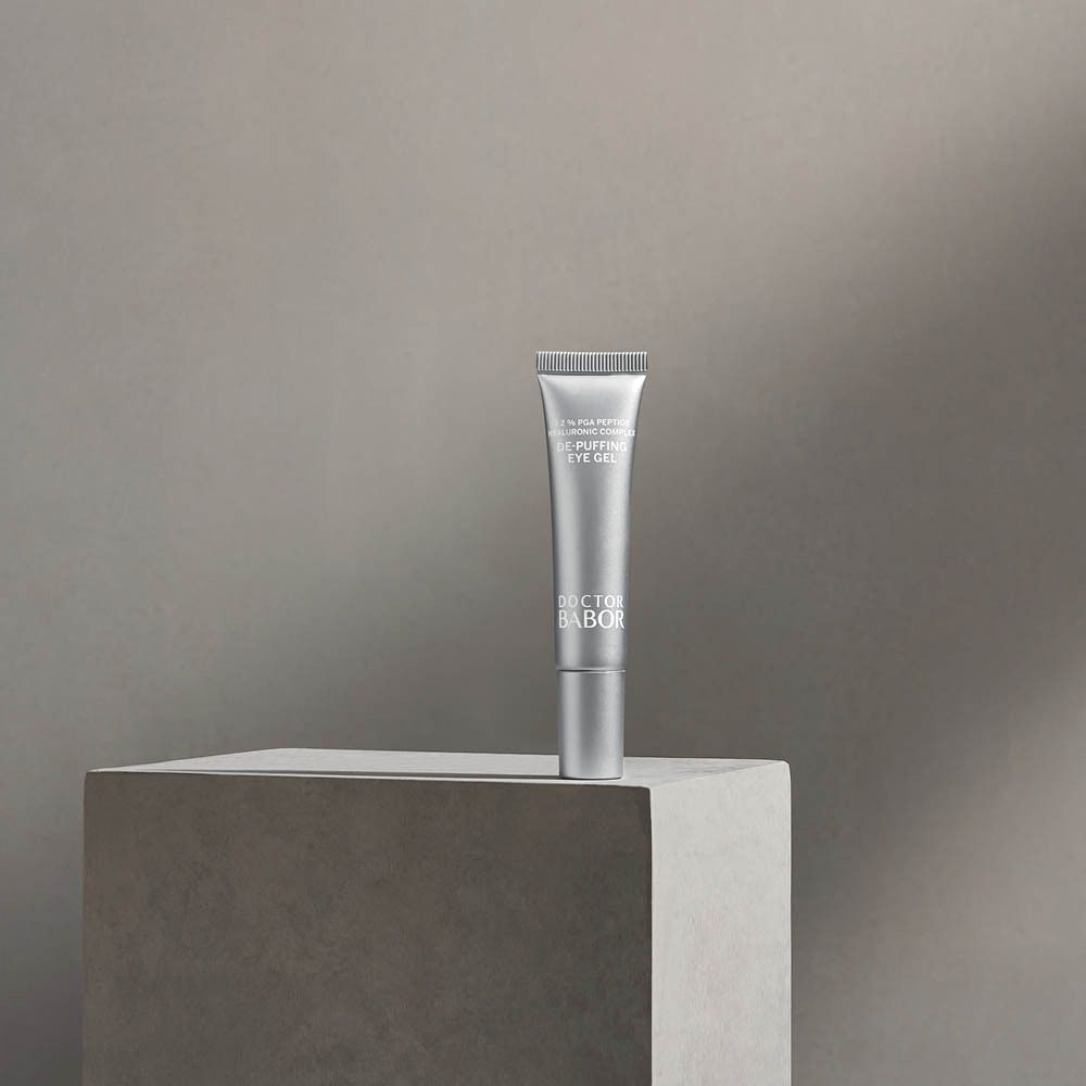 Un tube de Babor De-Puffing Eye Gel sur un socle gris.