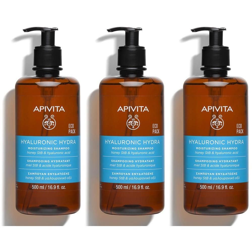 Drie flessen Apivita Hyaluronic Hydra Hydraterende Shampoo met pompdispensers.