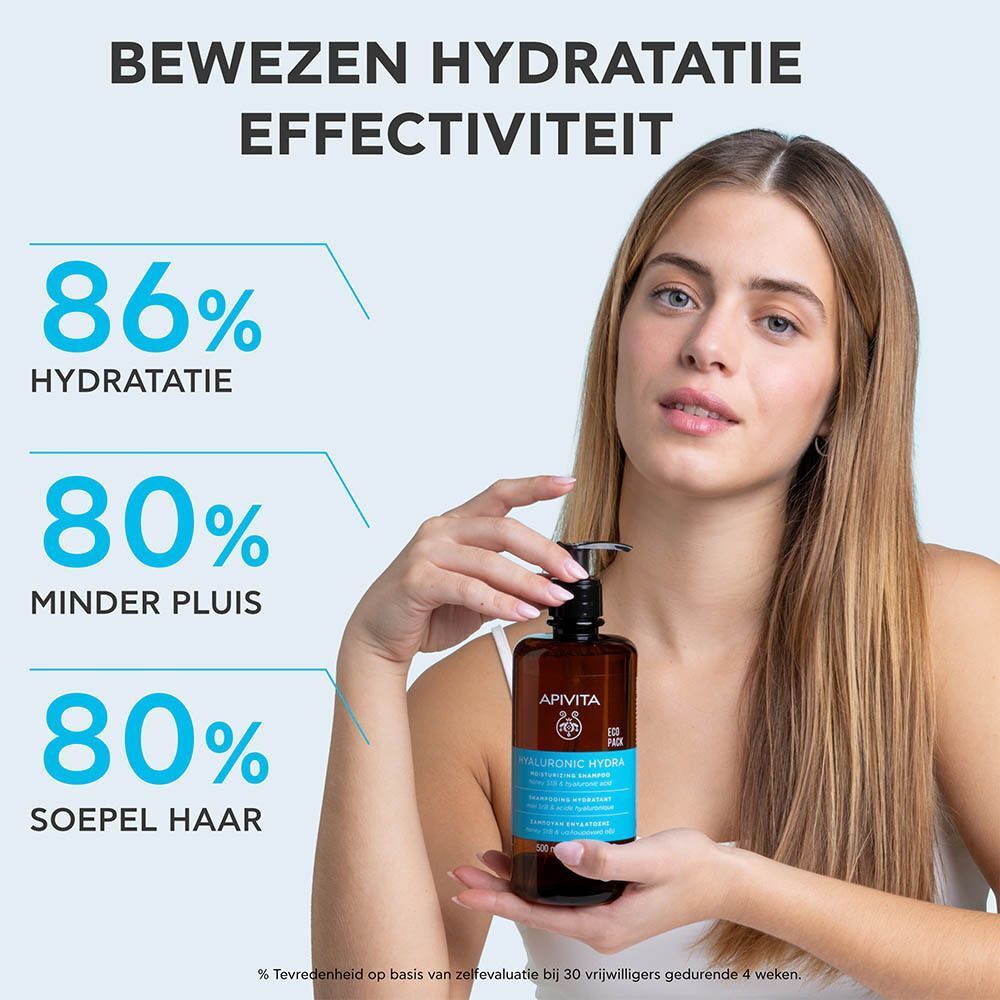 Vrouw houdt fles Apivita Hyaluronic Hydra Hydraterende Shampoo vast, met hydratatiestatistieken ernaast.