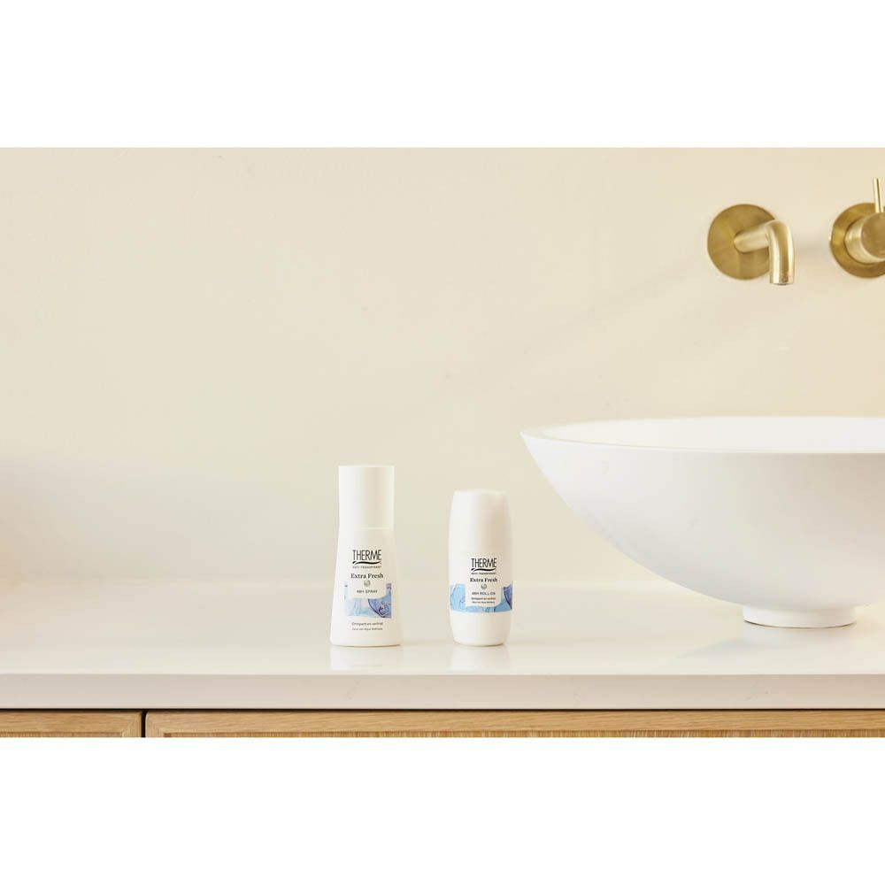 Twee Therme deodorantflessen op een wit aanrecht naast een wastafel.