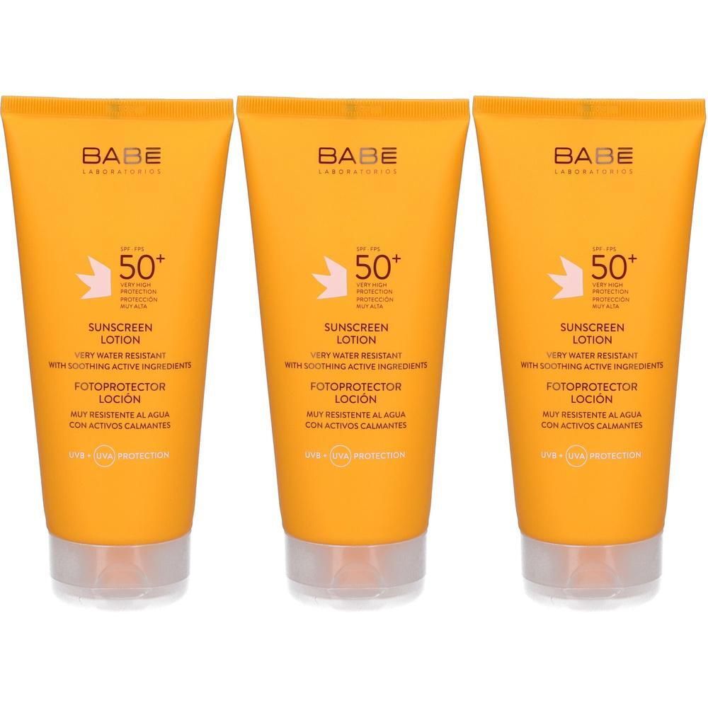 Drie flacons zonnebrandcrème SPF 50+ met kalmerende ingrediënten.