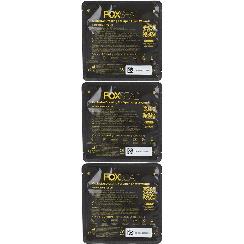Drie verzegelde zakjes met Foxseal occlusieve verbanden voor open borstwonden.