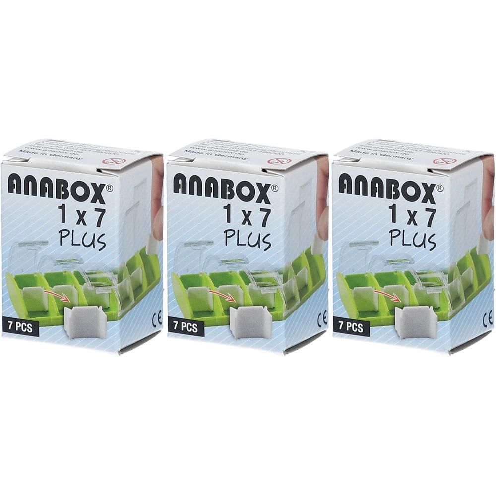 Trois piluliers Anabox 1x7 Plus, chacun avec 7 compartiments. Inserts verts, couvercles transparents.