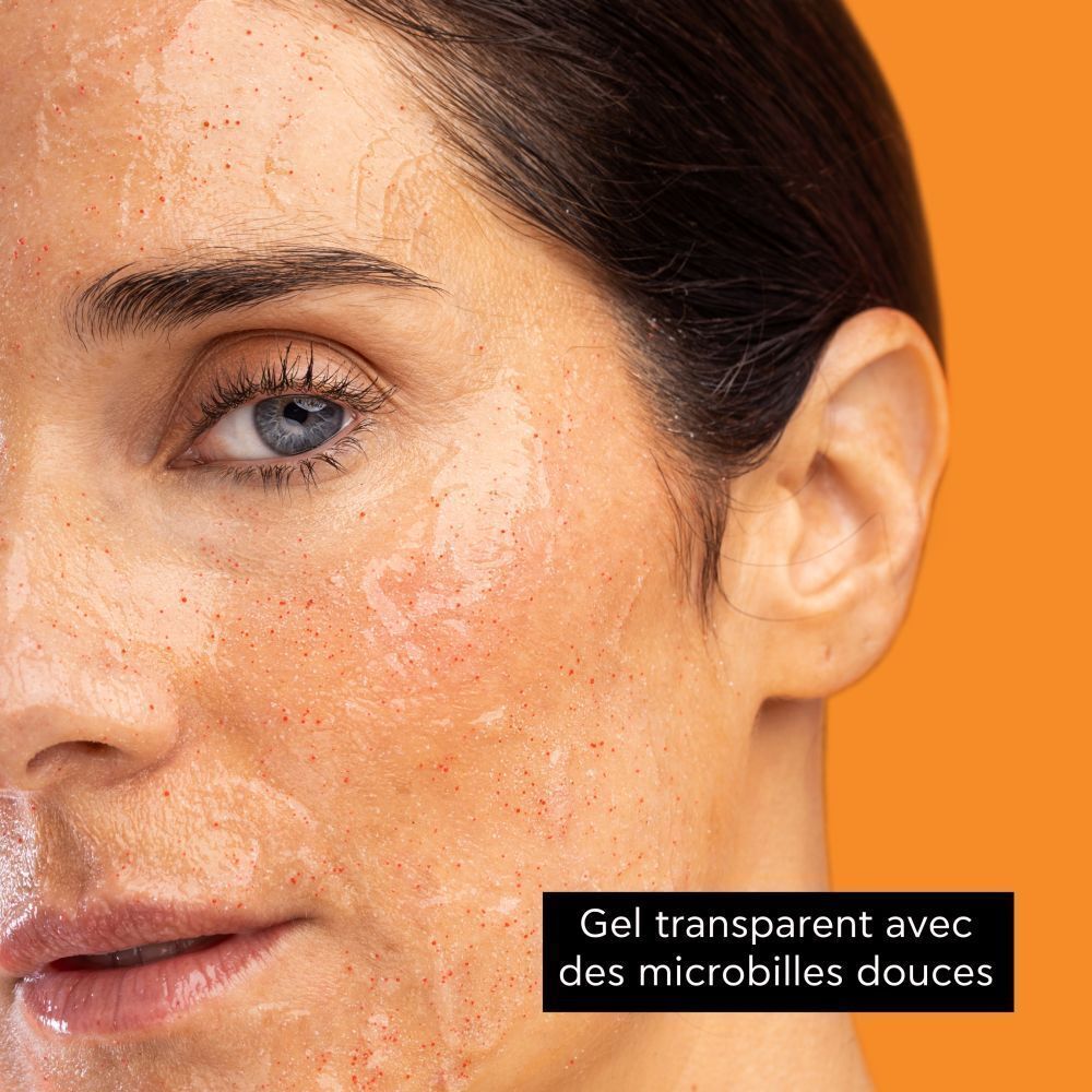 Visage de femme avec le gommage visage Apivita Express Beauty Abricot.