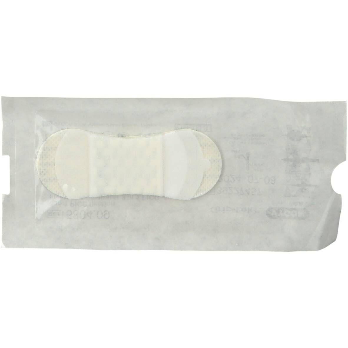 Pansement stérile avec zones adhésives aux extrémités et un coussin central non adhérent.