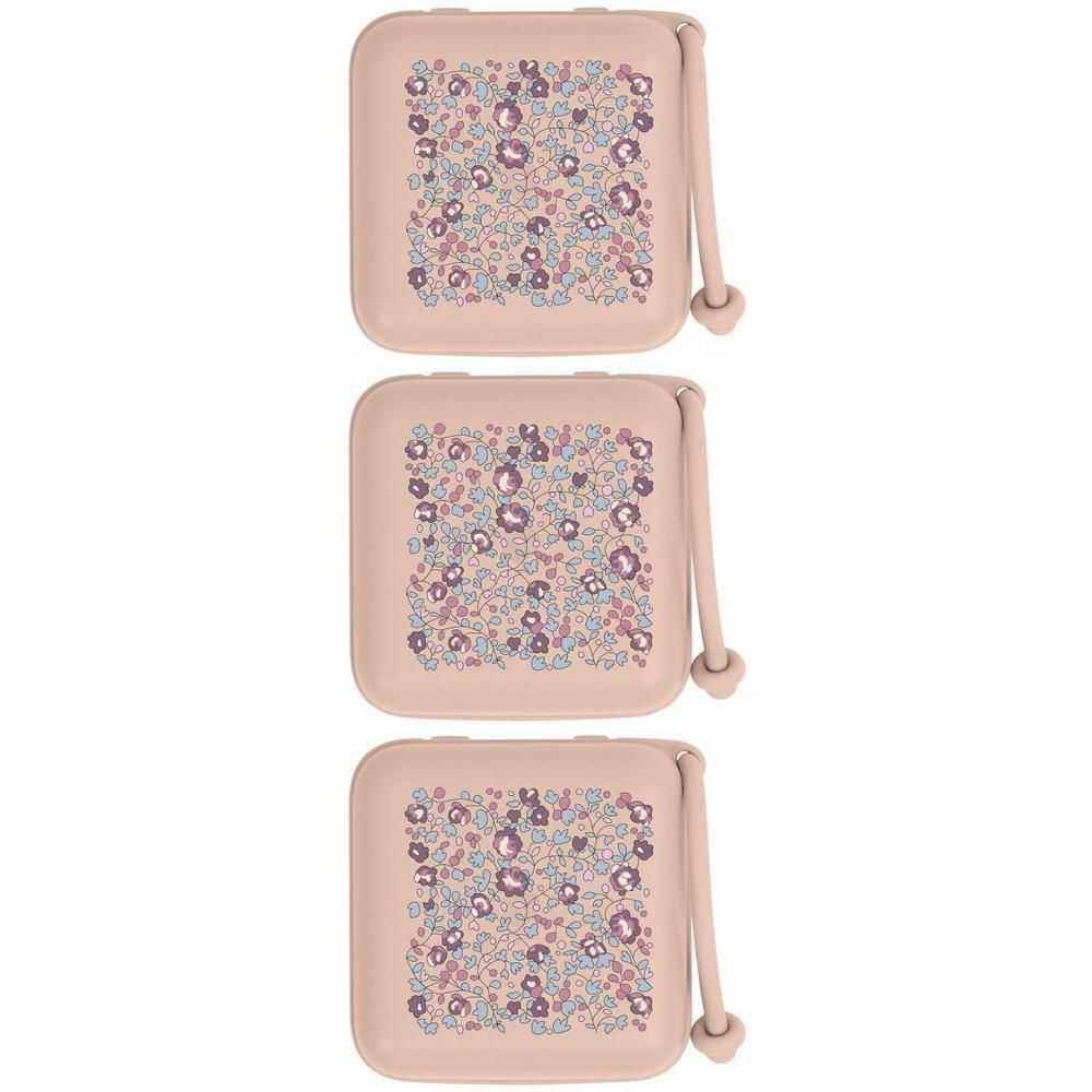 Drie roze fopspeendoosjes met bloemenprint, elk met een koordje.