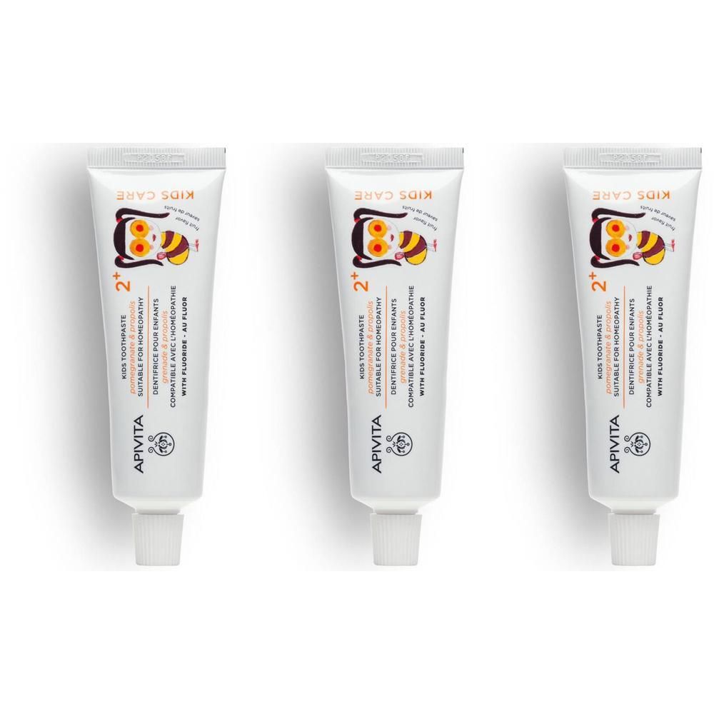 Trois tubes de dentifrice Apivita Kids Care avec motif grenade et illustration d'abeille. Convient aux enfants dès 2 ans.