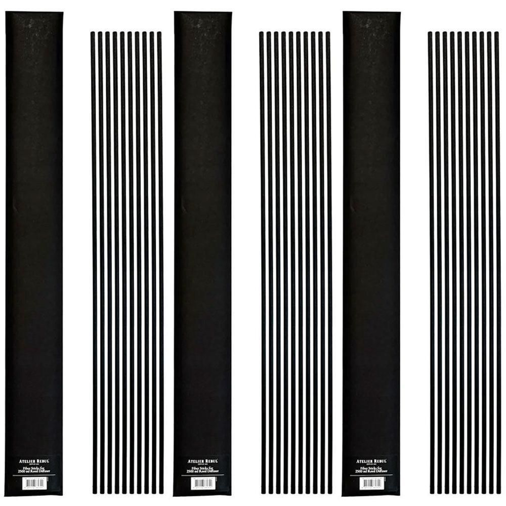 Quatre bâtonnets en fibre noire pour diffuseurs, chacun dans un emballage étroit.