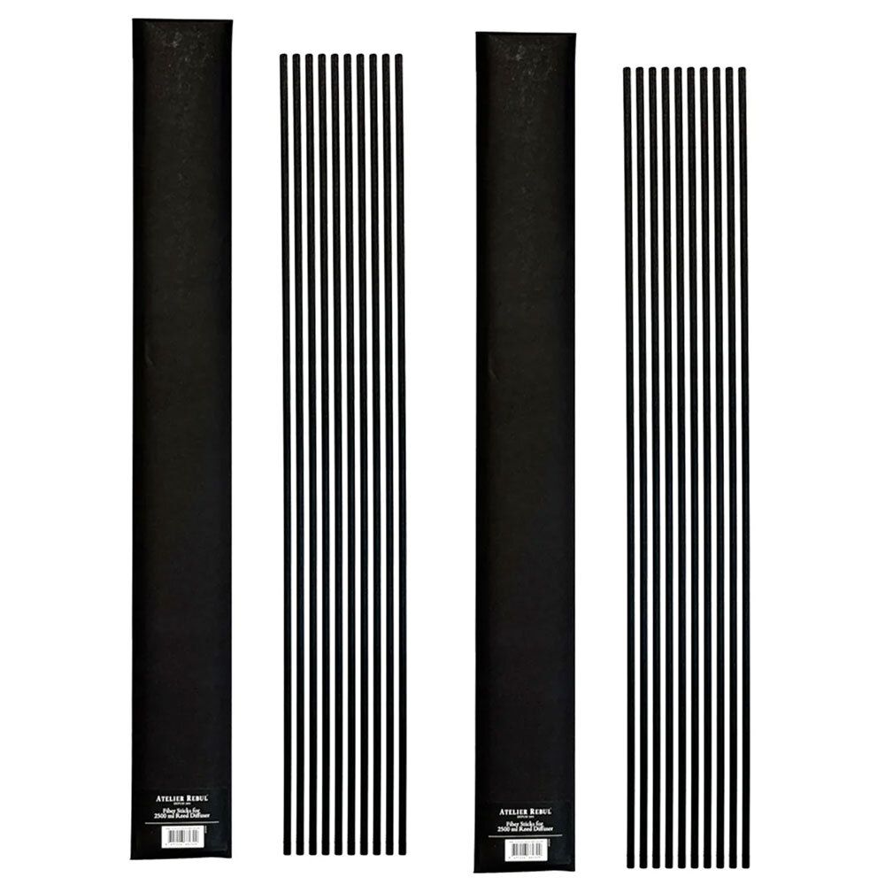 Vier zwarte fiber sticks voor diffusers, twee met streepjespatroon.