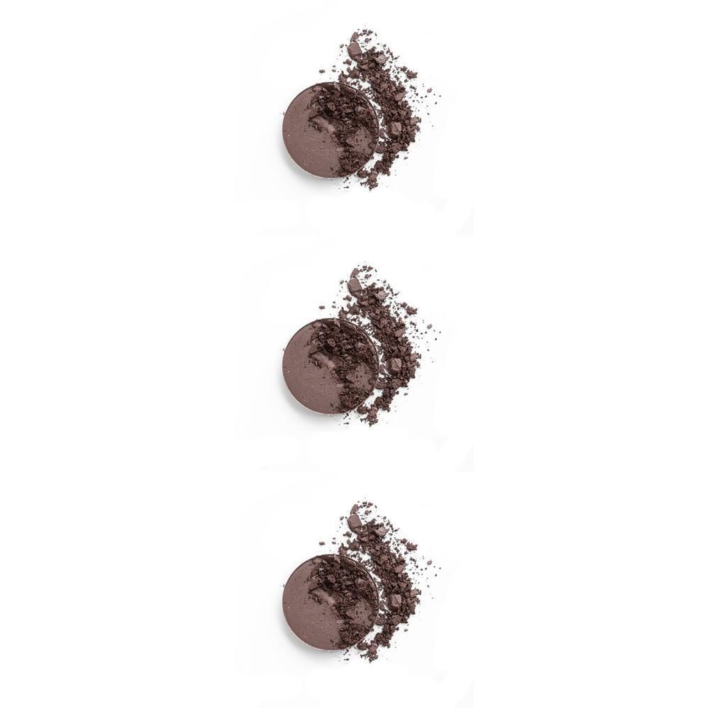 Trois fards à paupières minéraux compacts ronds de couleur brune avec poudre éparpillée.