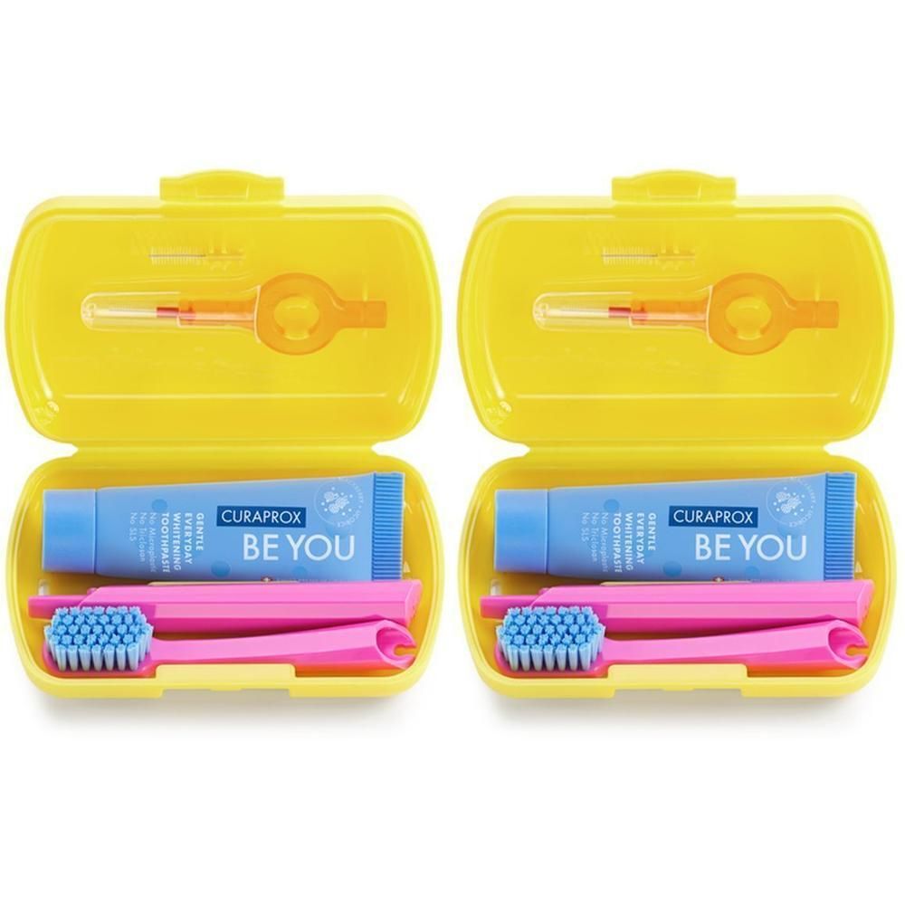 Deux étuis de voyage jaunes contenant chacun une brosse à dents, un tube de dentifrice et deux brossettes interdentaires.