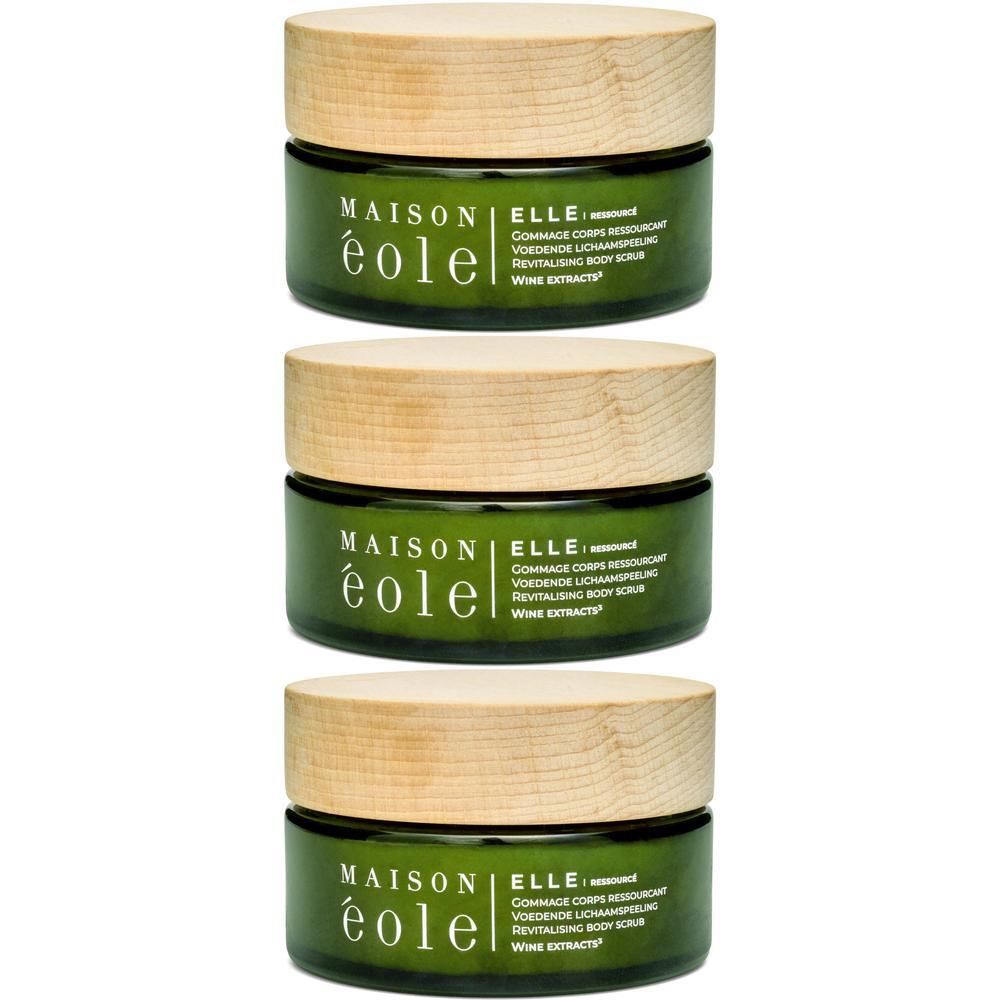 Trois pots en verre verts avec couvercles en bois, Maison Éole Gommage Corps.