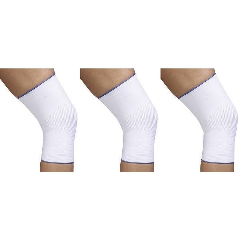 Trois genouillères blanches à bords bleus, portées sur des jambes humaines.
