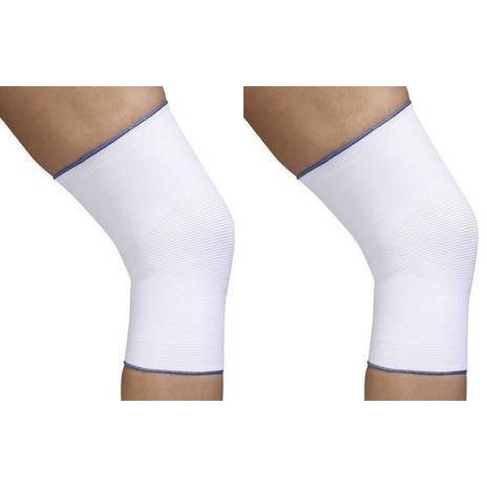 Twee witte kniebandages met blauwe randen.