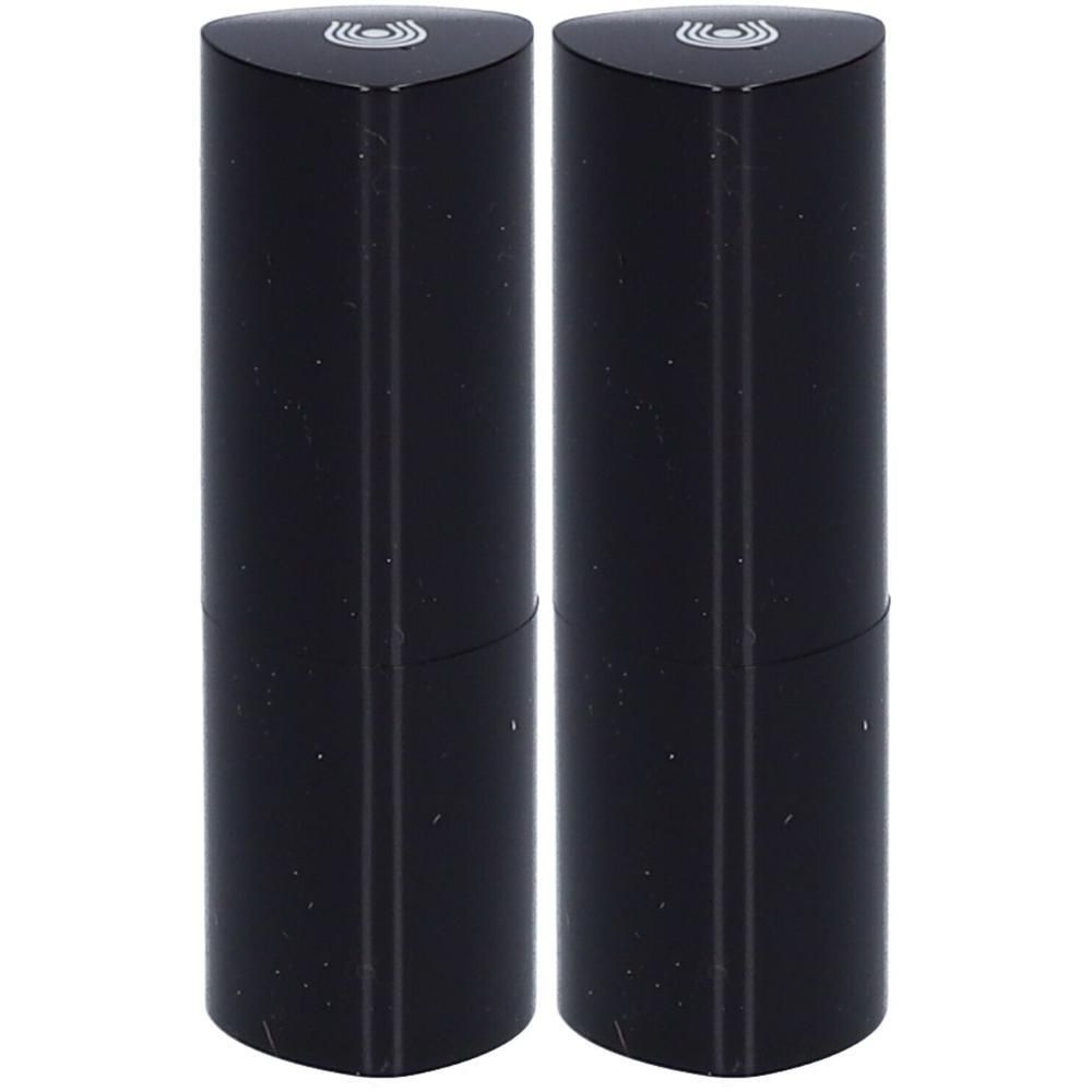 Deux tubes de rouge à lèvres noirs avec un capuchon triangulaire et un logo.